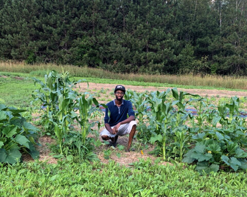 Jean-Philippe Vézina dans sa ferme Les Jardins Lakou