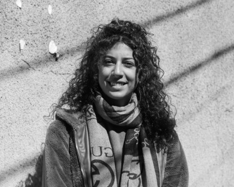 photo de juene fille en noir et blanc