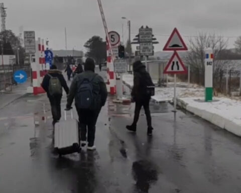 People carrying luggage seen crossing the Ukrainian border