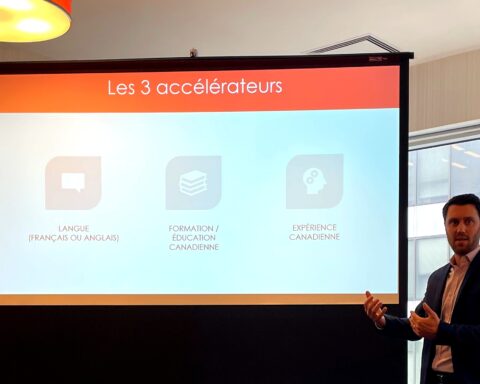 Baptiste Bourquardez fait une présentation lors du 24e Congrès Metropolis à Vancouver
