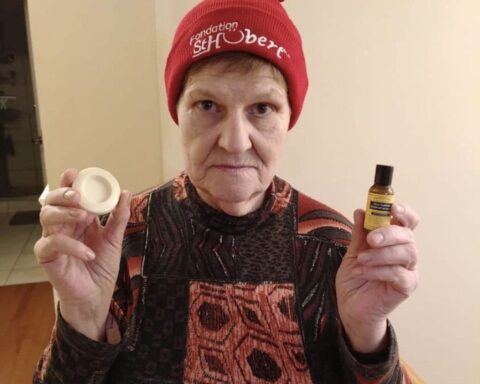 Galyna Baglyk montre les produits qu'elle a recu du SANA