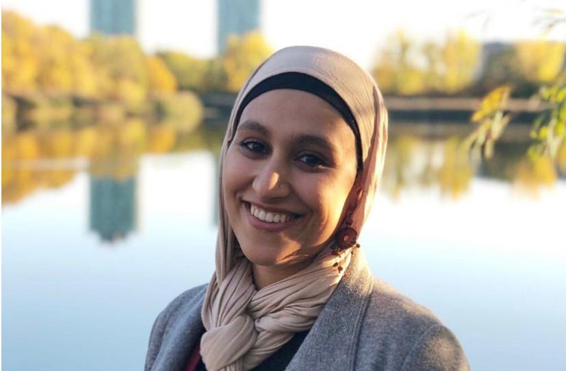 Une jeune femme dans un parc portant le hijab