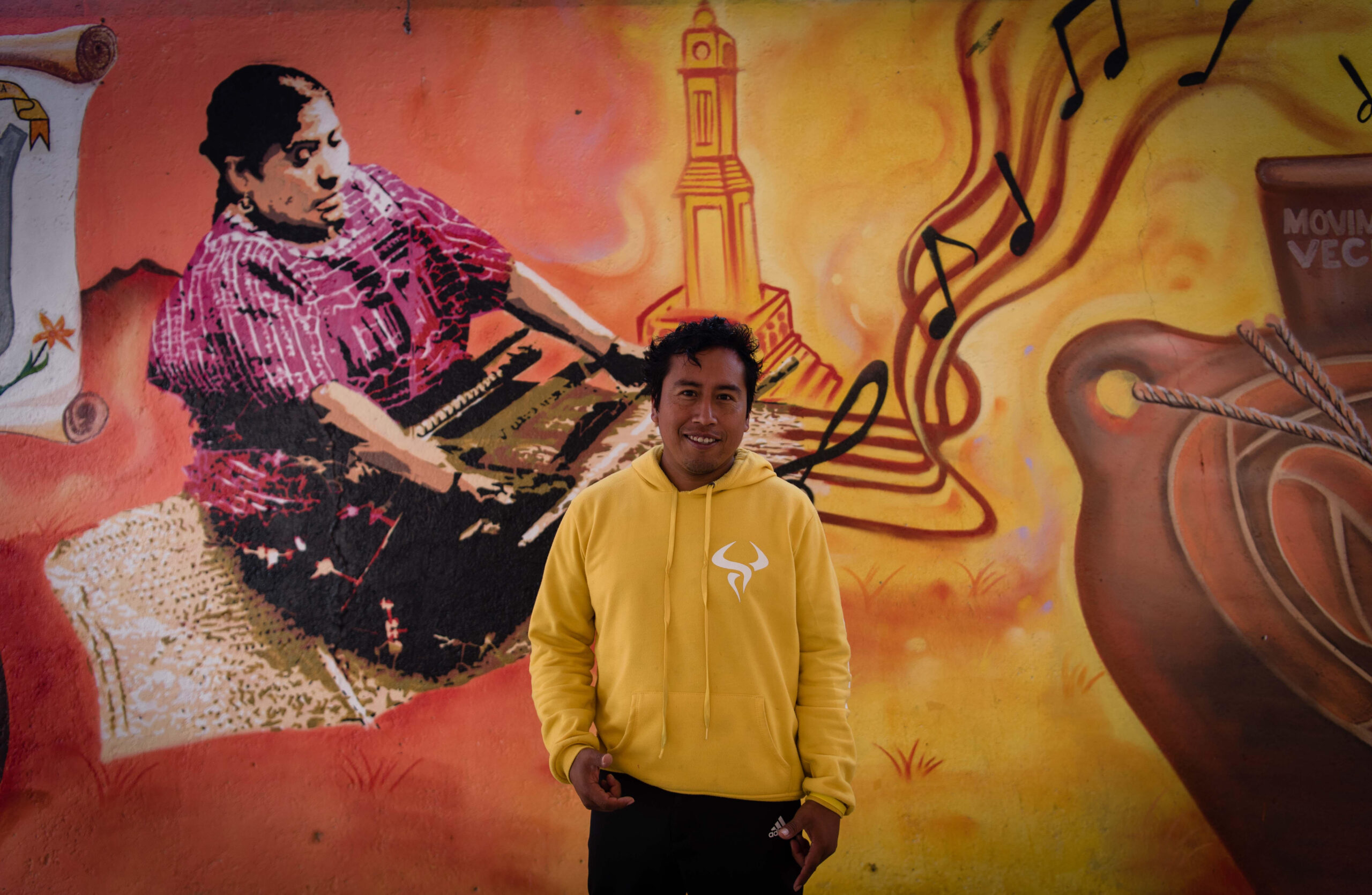 Un homme pose devant un mural à Tlaxiaco, Mexique