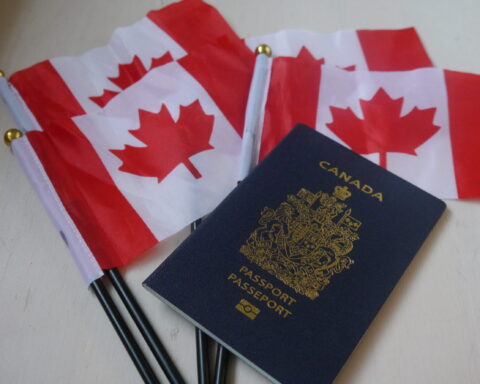 Photo d'un passeport et des drapeaux canadiens
