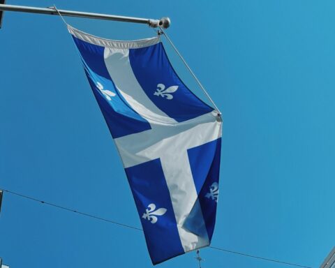 Drapeau du Québec contre le ciel