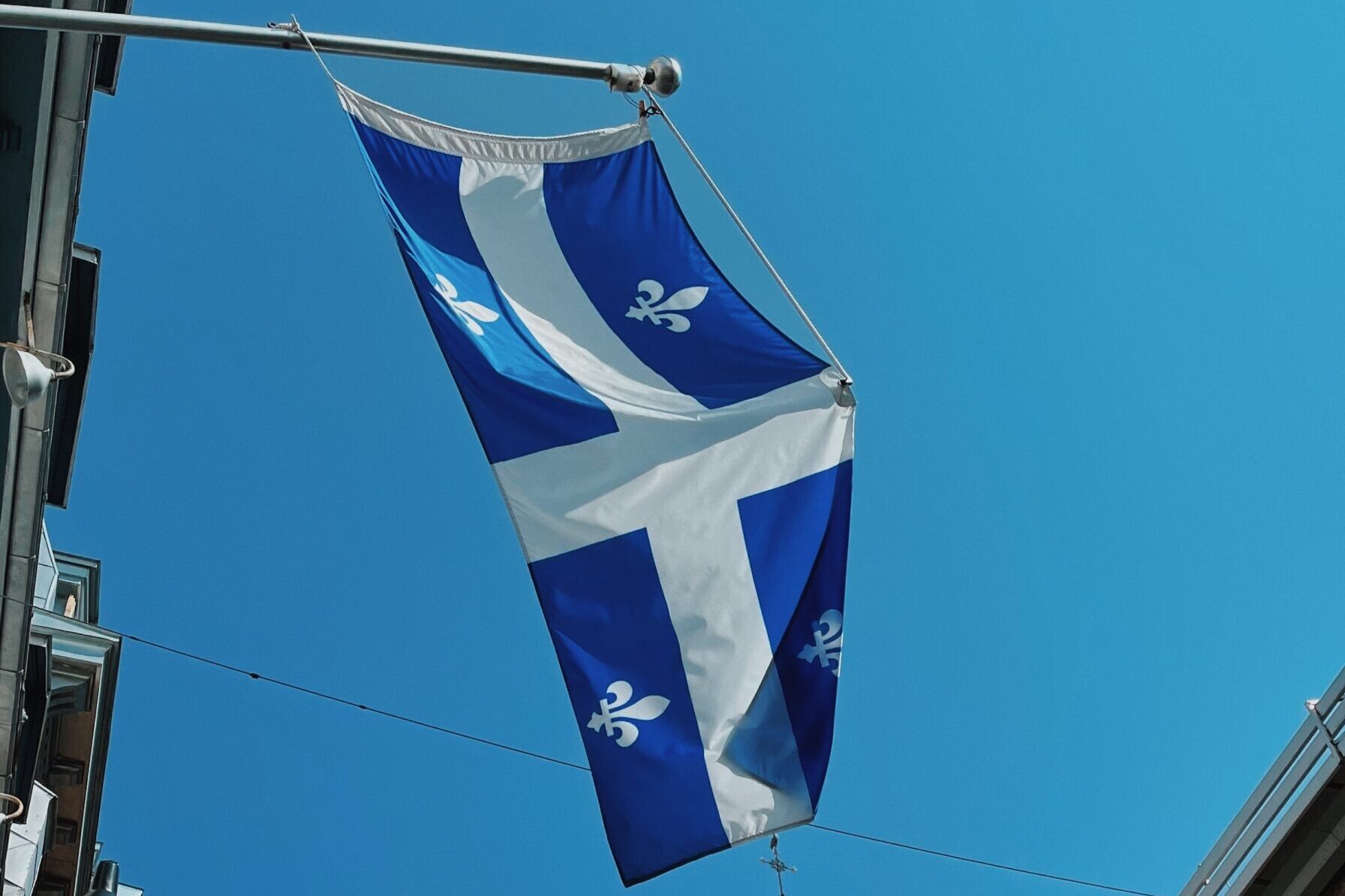 Drapeau du Québec contre le ciel