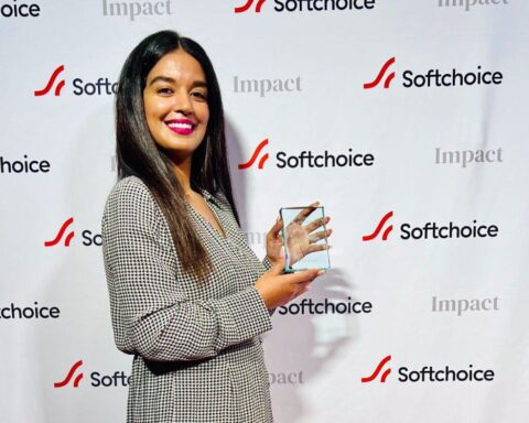 Une jeune femme reçoit un prix lors d'une céremonie