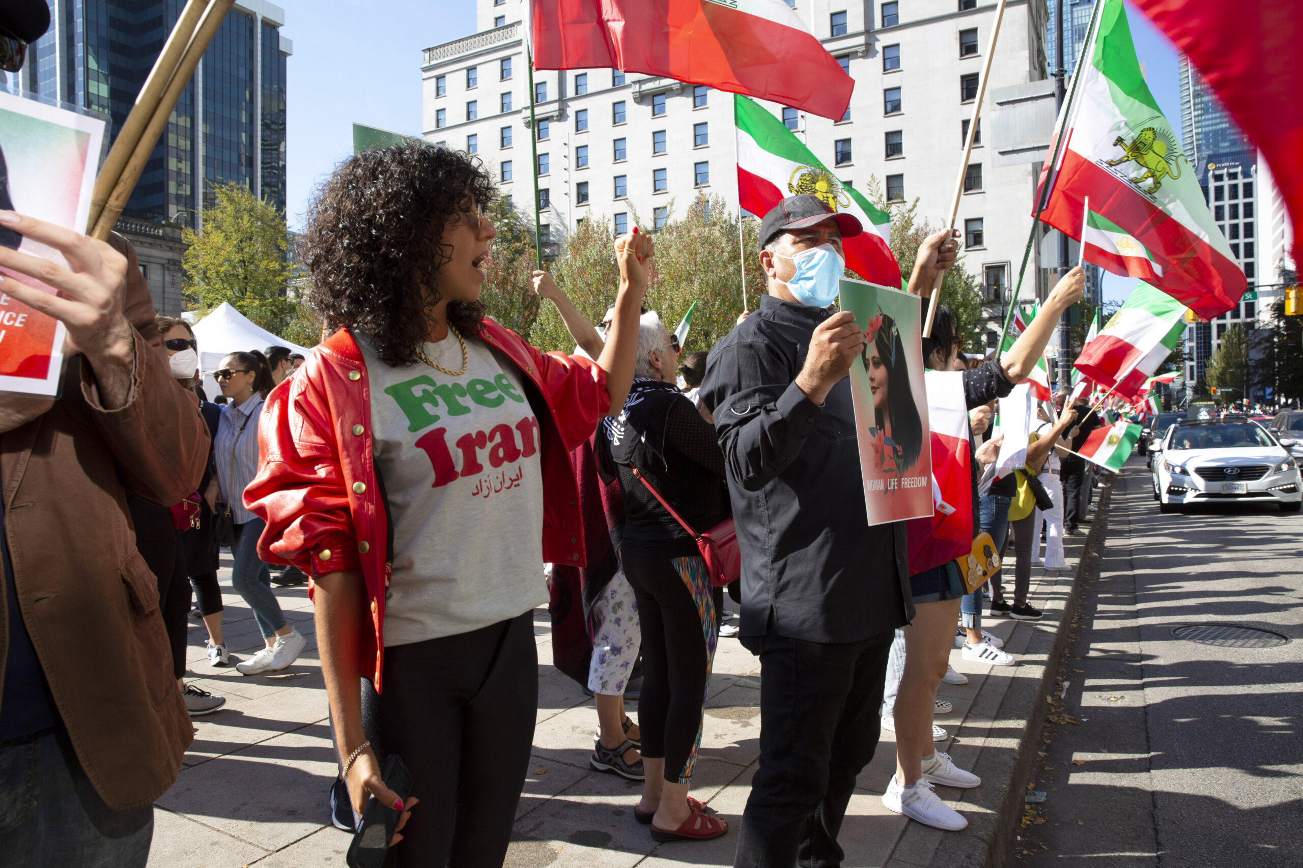 In October, thousands of people in Vancouver formed a human chain from downtown to Lions Gate Bridge to demonstrate their solidarity with Iranian protestors. Photo by Shaghayegh Moradian