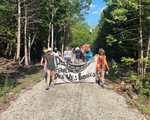 Marcheurs en direction du chemin Roxham